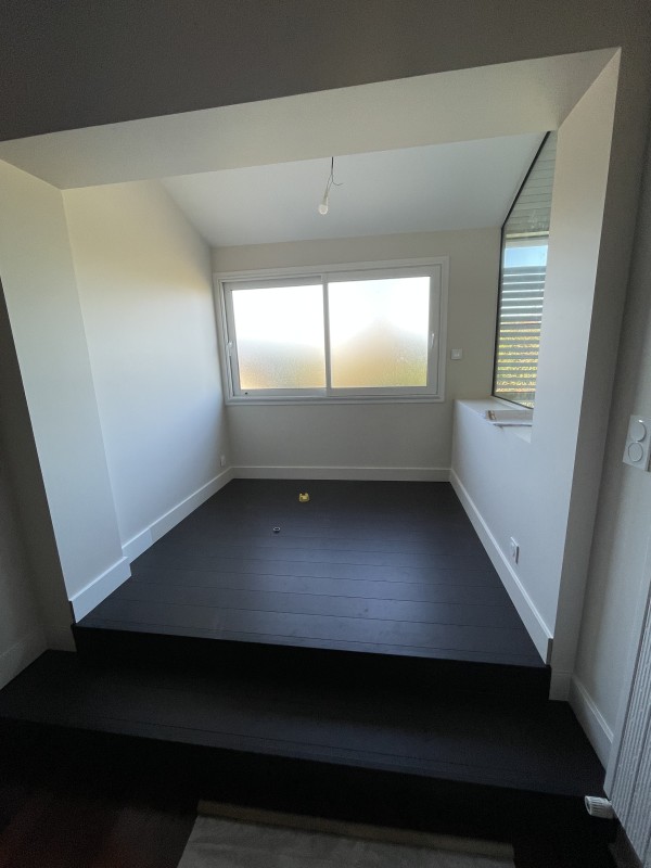 Installation d’une baignoire en Solid Suface au premier étage d’un projet avec la manutention de précision avec une baignoire de 170kg à Bègles . 