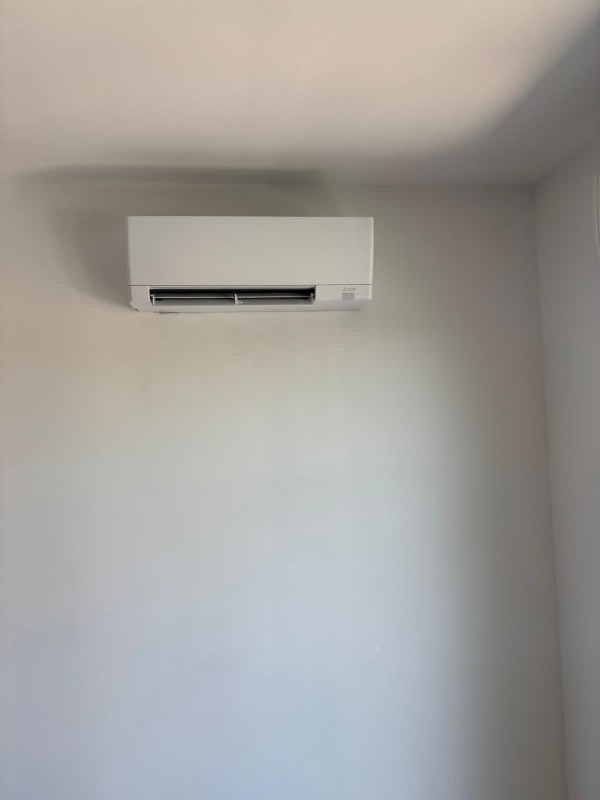 Installation de cinq splits Mitsubishi sur Mérignac sur une maison en rénovation
