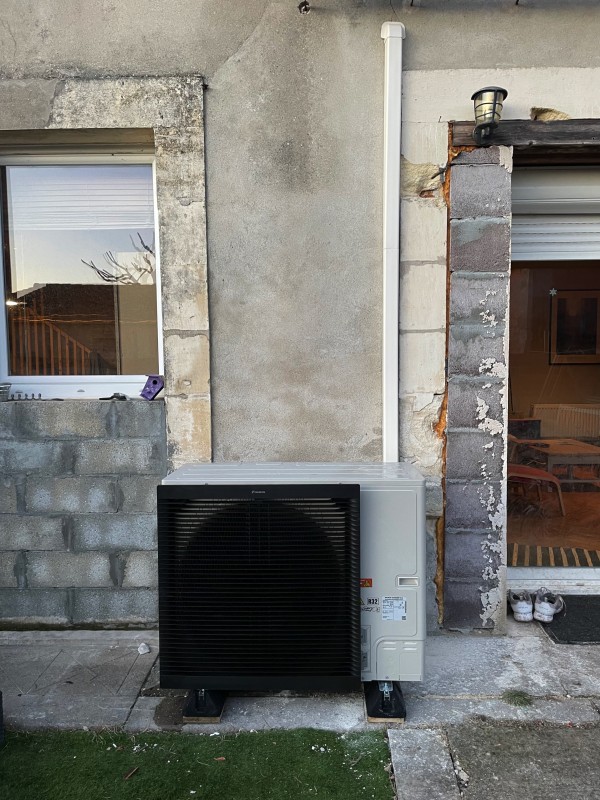Installation d’une pompe à chaleur double service en remplacement d’une chaudière gaz. À Avensan en Gironde .