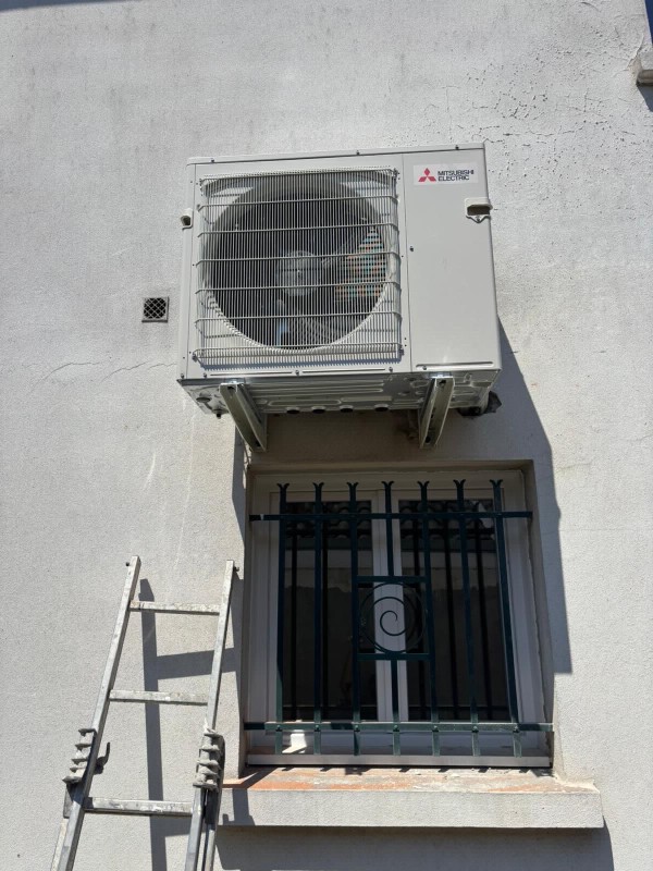 Installation de cinq splits Mitsubishi sur Mérignac sur une maison en rénovation