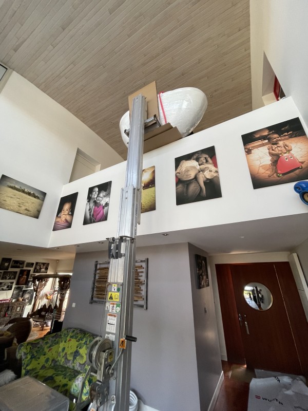 Installation d’une baignoire en Solid Suface au premier étage d’un projet avec la manutention de précision avec une baignoire de 170kg à Bègles . 