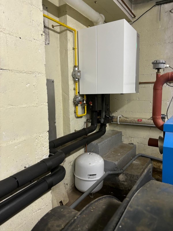 Plombier professionnel rge pour installer une chaudière à condensation 70kw dans un immeuble de 32 logements en Charente Maritime