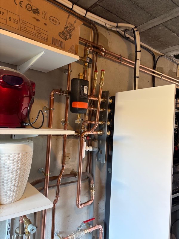 Remplacement d’une chaudière et d’un ballon électrique par une Pac Air/Eau double service à Cenon près de Bordeaux .