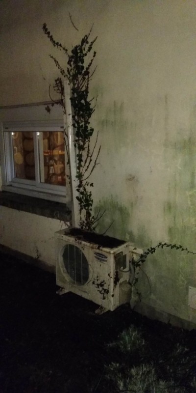 Dépose et repose d’un groupe extérieure de climatisation pour la pose d’une isolation par l’extérieure à Pessac .