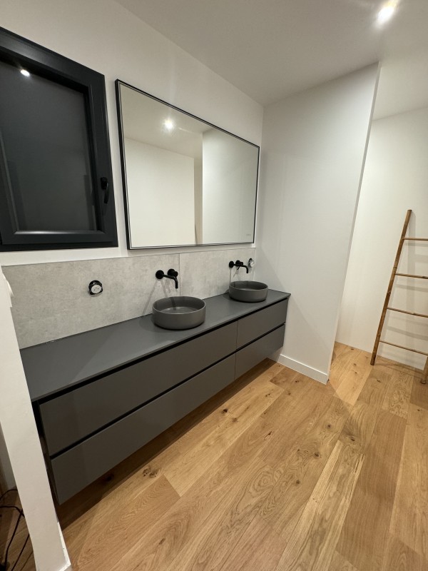  Installation neuve de plomberie avec une salle de bain et deux salle d’eau dans une maison à Bouliac en Gironde.