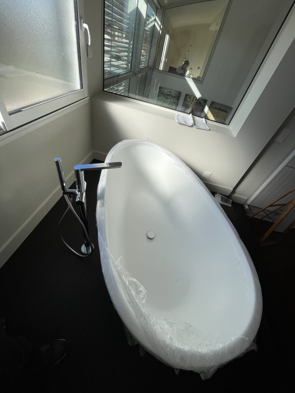 Installation d’une baignoire en Solid Suface au premier étage d’un projet avec la manutention de précision avec une baignoire de 170kg à Bègles . 