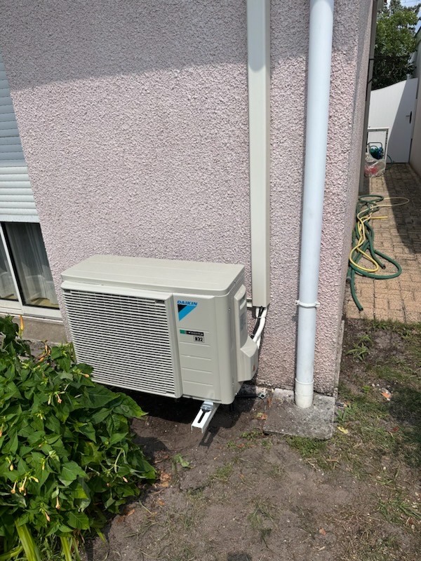 Pose d’une climatisation réversible dans un salon à Mérignac en gironde