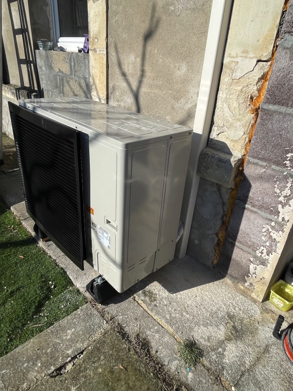 Installation d’une pompe à chaleur double service en remplacement d’une chaudière gaz. À Avensan en Gironde .