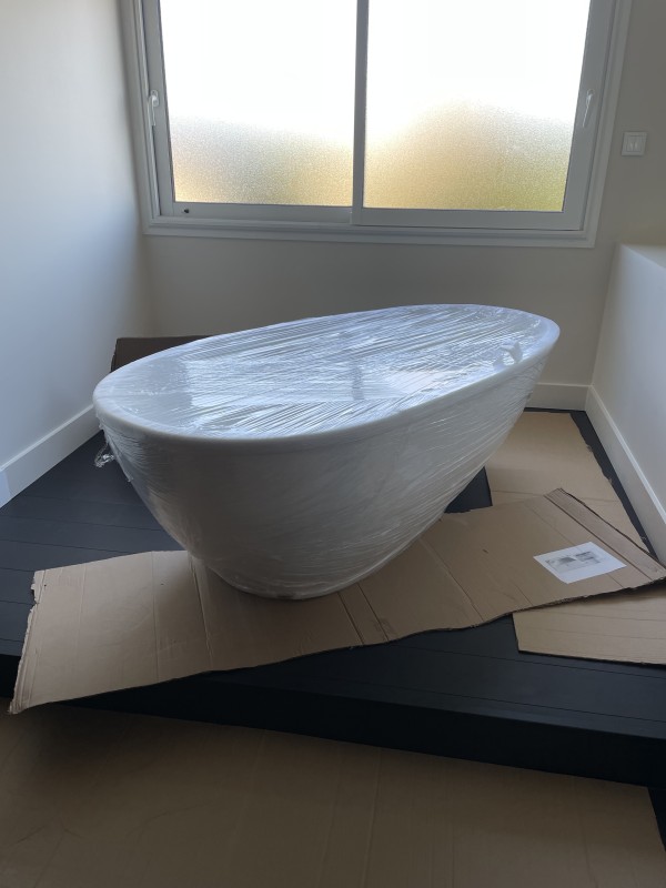 Installation d’une baignoire en Solid Suface au premier étage d’un projet avec la manutention de précision avec une baignoire de 170kg à Bègles . 