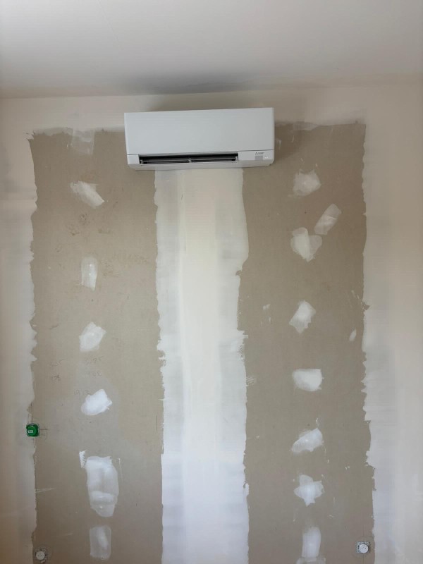 Installation de cinq splits Mitsubishi sur Mérignac sur une maison en rénovation