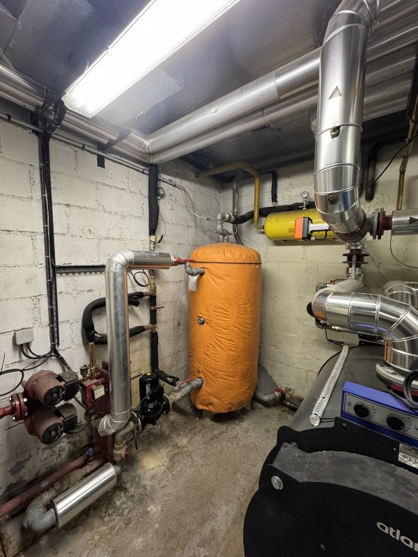 Pose et entretien d'une chaudière à condensation par un plombier chauffagiste RGE dans un immeuble à La Rochelle