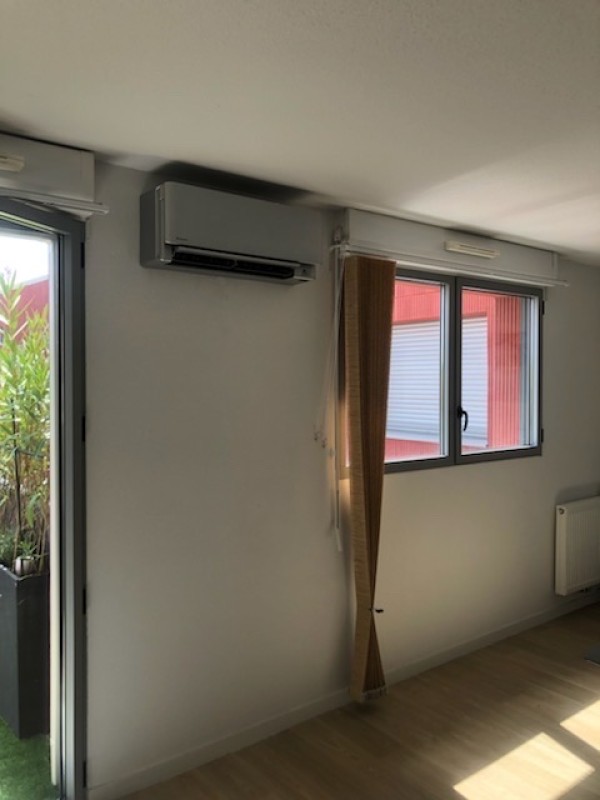 Installation d'une climatisation neuve réversible de marque DAIKIN à Bordeaux