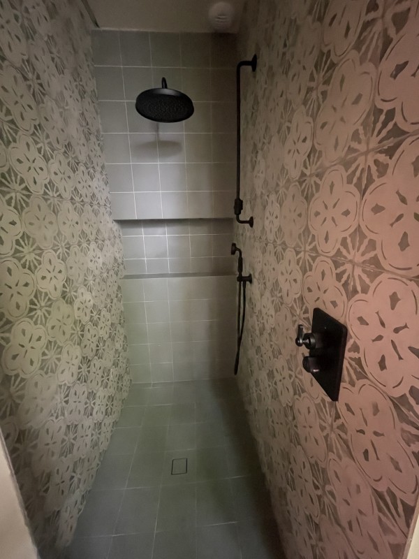 Installation d’une robinetterie encastrer de douche de la marque Gessi à Arcachon en Gironde 