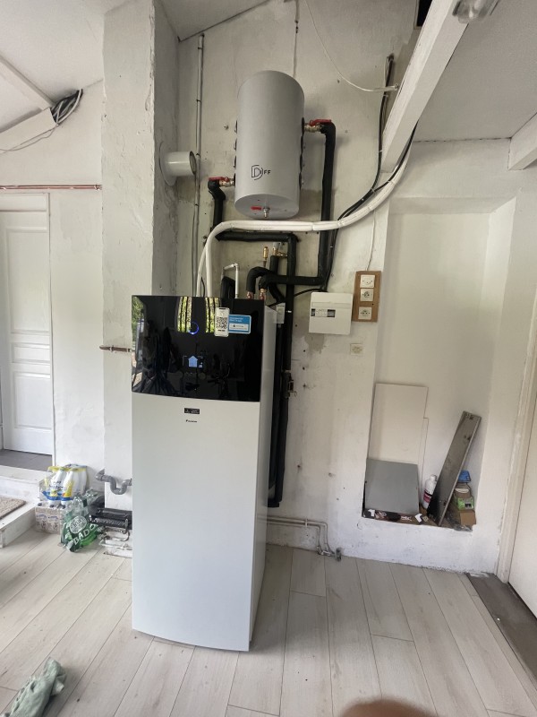 Remplacement d’une chaudière murale par une pompe à chaleur double service Daikin à Sadirac en Gironde