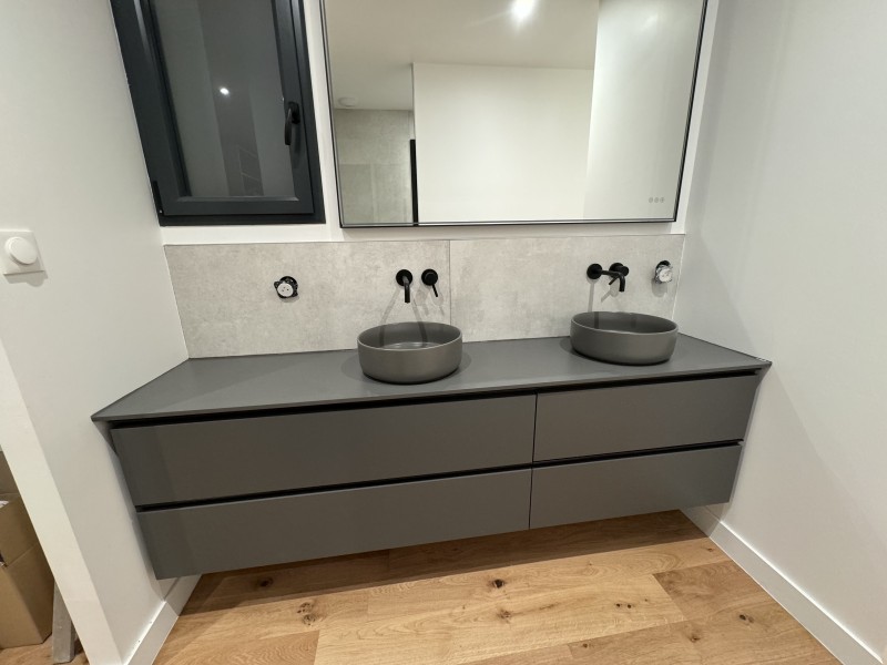  Installation neuve de plomberie avec une salle de bain et deux salle d’eau dans une maison à Bouliac en Gironde.