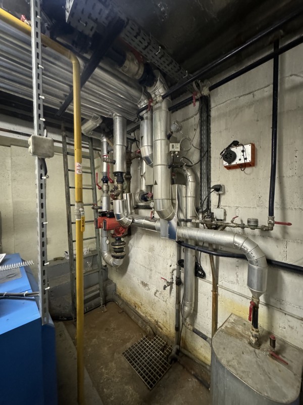 Remplacement d'un ballon d'eau chaude par une chaudière à condensation dans un immeuble en Charente Maritime