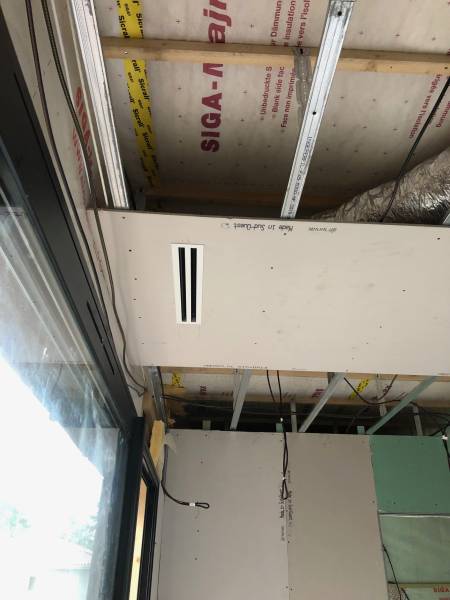 Installation de plusieurs unités gainables de climatisation avec un seul groupe extérieure de marque Mitsubishi dans une maison neuve en bois à Andernos les Bains