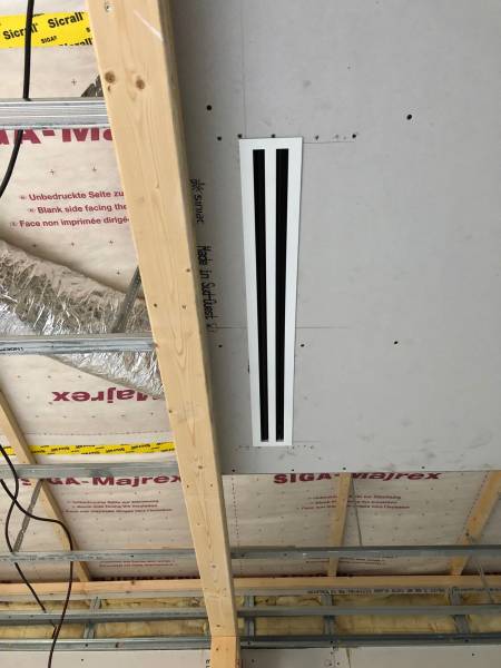 Installation de plusieurs unités gainables de climatisation avec un seul groupe extérieure de marque Mitsubishi dans une maison neuve en bois à Andernos les Bains