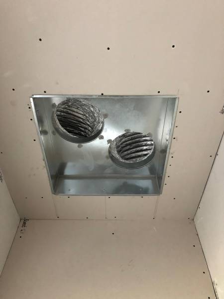 Installation de plusieurs unités gainables de climatisation avec un seul groupe extérieure de marque Mitsubishi dans une maison neuve en bois à Andernos les Bains