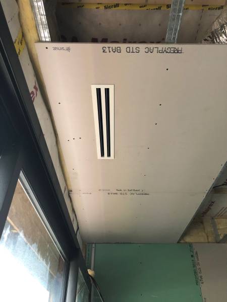 Installation de plusieurs unités gainables de climatisation avec un seul groupe extérieure de marque Mitsubishi dans une maison neuve en bois à Andernos les Bains