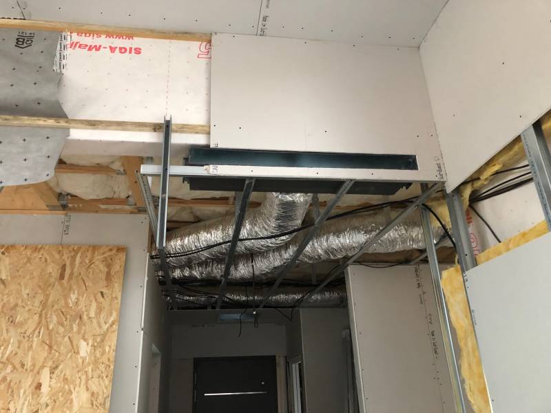 Installation de plusieurs unités gainables de climatisation avec un seul groupe extérieure de marque Mitsubishi dans une maison neuve en bois à Andernos les Bains