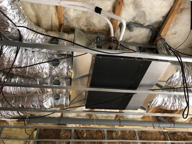 Installation de plusieurs unités gainables de climatisation avec un seul groupe extérieure de marque Mitsubishi dans une maison neuve en bois à Andernos les Bains