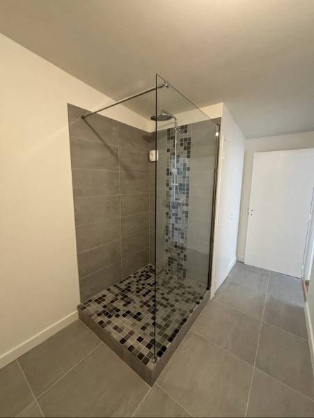 Création d'une douche à l'italienne avec pose de wc suspendu dans une maison à Bègles à côté de Bordeaux