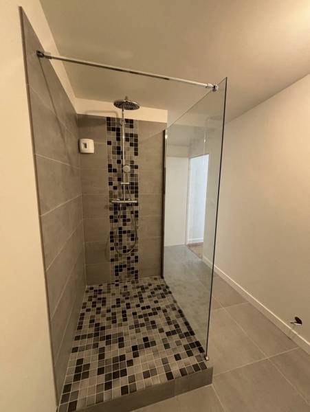 Prix pour l'installation d'une douche à l'italienne par un plombier professionnel à Bègles