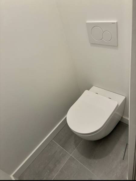 Pose de wc suspendu dans une maison à Bègles par un plombier rge