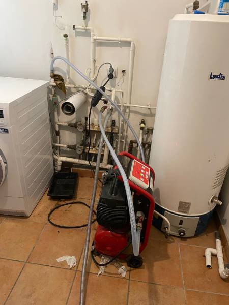 Installation d'une pompe à chaleur Air/Eau sur Léognan en remplacement d'une chaudière gaz avec un ballon Styx à gaz .