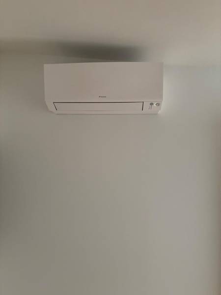 Pose et entretien de climatisation réversible avec splits blancs dans un logement à Bègles près de Bordeaux