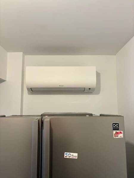 Prix pose climatisation réversible par un plombier chauffagiste rge avec splits blancs à Bègles