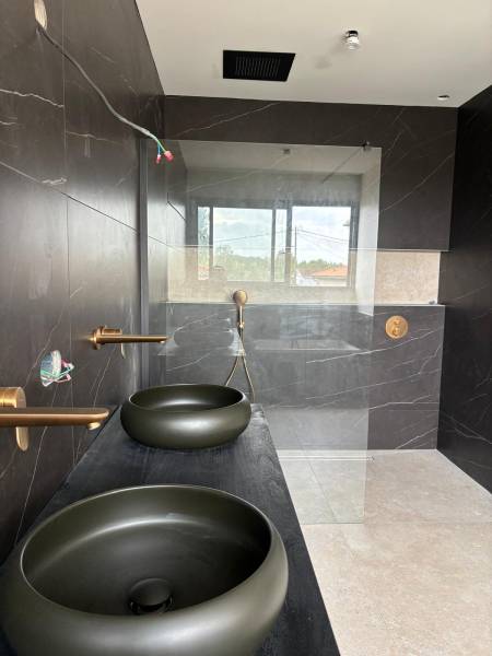 Prix pour rénover une salle de bain complète à Pessac avec robinetterie encastrée et meuble vasque avec miroir – PEDROSA ÉNERGIE Montussan