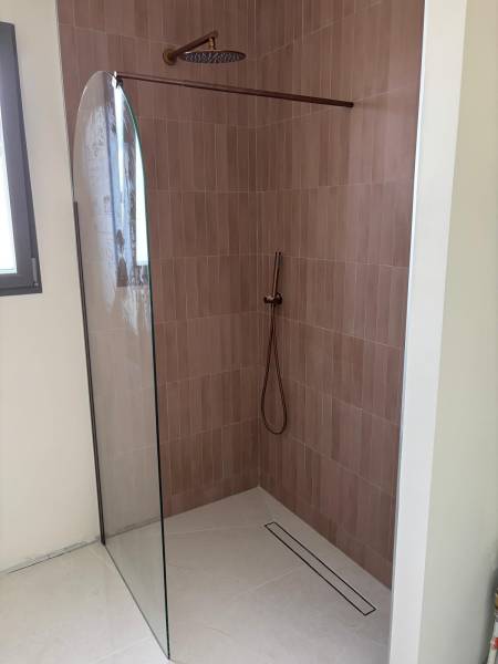 Prix pour rénover une salle de bain complète à Pessac avec robinetterie encastrée et meuble vasque avec miroir – PEDROSA ÉNERGIE Montussan