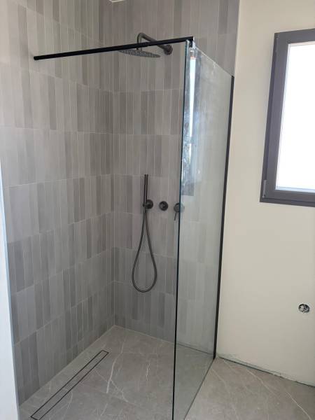 Prix pour rénover une salle de bain complète à Pessac avec robinetterie encastrée et meuble vasque avec miroir – PEDROSA ÉNERGIE Montussan