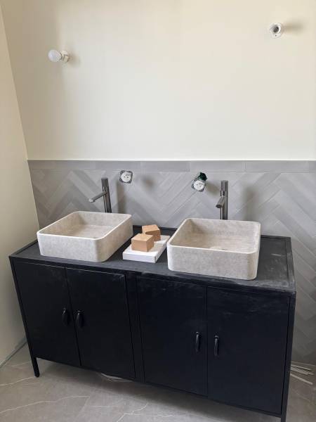 Prix pour rénover une salle de bain complète à Pessac avec robinetterie encastrée et meuble vasque avec miroir – PEDROSA ÉNERGIE Montussan