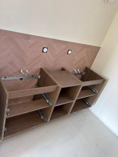 Prix pour rénover une salle de bain complète à Pessac avec robinetterie encastrée et meuble vasque avec miroir – PEDROSA ÉNERGIE Montussan