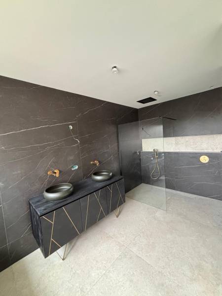 Prix pour rénover une salle de bain complète à Pessac avec robinetterie encastrée et meuble vasque avec miroir – PEDROSA ÉNERGIE Montussan