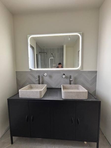 Prix pour rénover une salle de bain complète à Pessac avec robinetterie encastrée et meuble vasque avec miroir – PEDROSA ÉNERGIE Montussan