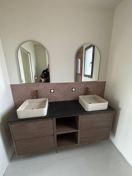 Prix pour rénover une salle de bain complète à Pessac avec robinetterie encastrée et meuble vasque avec miroir – PEDROSA ÉNERGIE Montussan