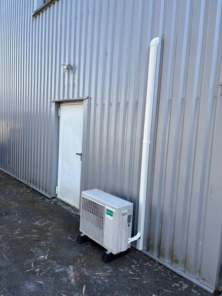 Plombier chauffagiste RGE pour installer clim réversible avec pompe à chaleur pour équiper des bureaux à Beychac et Caillau