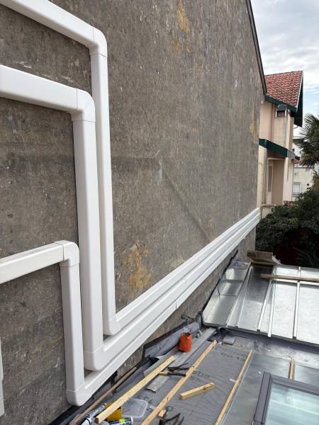 Reprise des liaisons pour alimenter un groupe de splits mal posé par un autre professionnel à Artigues-près-Bordeaux, une rénovation signée PEDROSA ÉNERGIE
