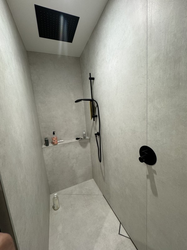  Installation neuve de plomberie avec une salle de bain et deux salle d’eau dans une maison à Bouliac en Gironde.