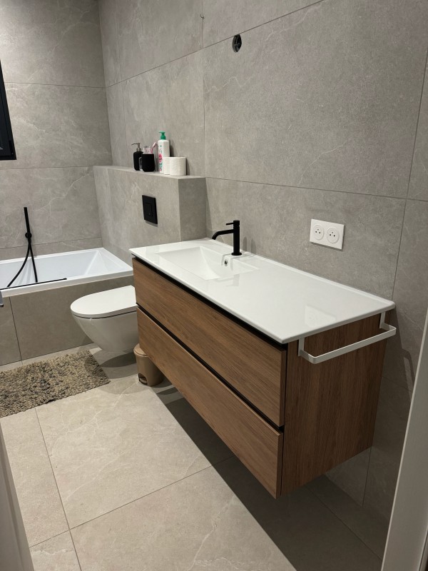  Installation neuve de plomberie avec une salle de bain et deux salle d’eau dans une maison à Bouliac en Gironde.