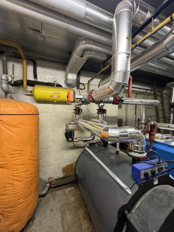 Entreprise de plomberie RGE pour remplace un système de production d'eau chaude par une chaudière à condensation dans un immeuble vers La Rochelle