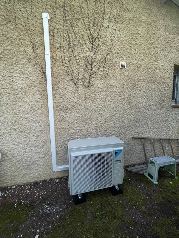 Remplacement d’une chaudière murale par une pompe à chaleur double service Daikin à Sadirac en Gironde