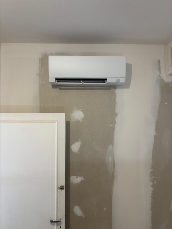 Installation de cinq splits Mitsubishi sur Mérignac sur une maison en rénovation