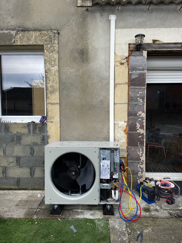Installation d’une pompe à chaleur double service en remplacement d’une chaudière gaz. À Avensan en Gironde .