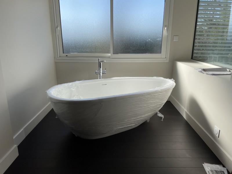 Installation d’une baignoire en Solid Suface au premier étage d’un projet avec la manutention de précision avec une baignoire de 170kg à Bègles . 